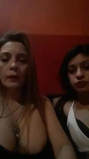 Mãe e filha se exibindo preview 3