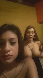 Mãe e filha se exibindo preview 4