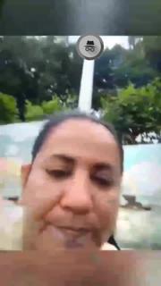 Chupando os peito da filha