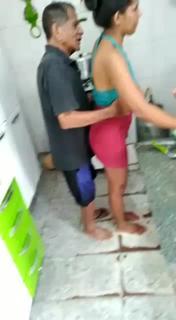 Vovô roçando a neta  preview 1