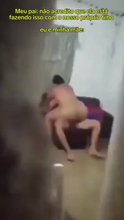 Mãe transando com o filho no sofa da sala