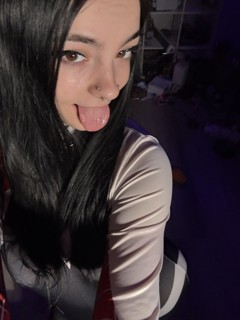 Petite slut Laura preview 6